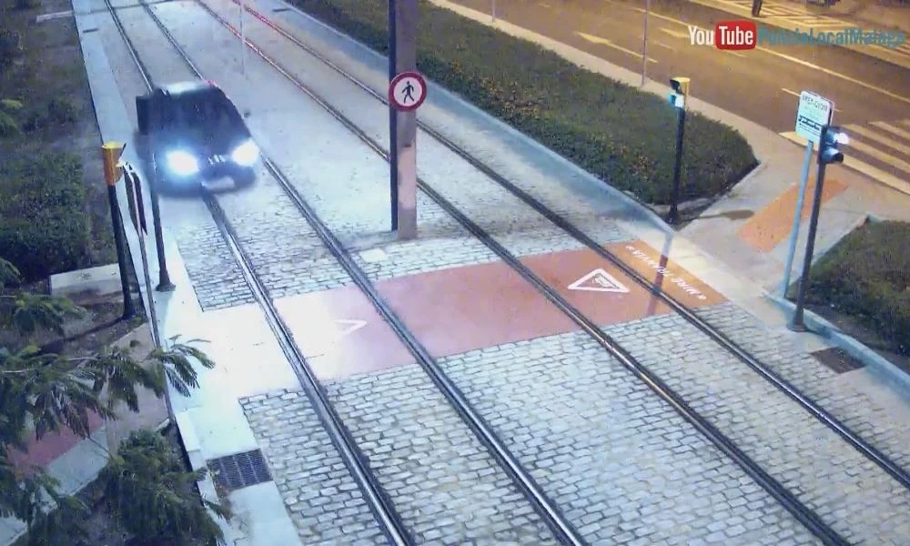 Ισπανία: Μεθυσμένη οδηγεί πάνω σε ράγες του προαστιακού!